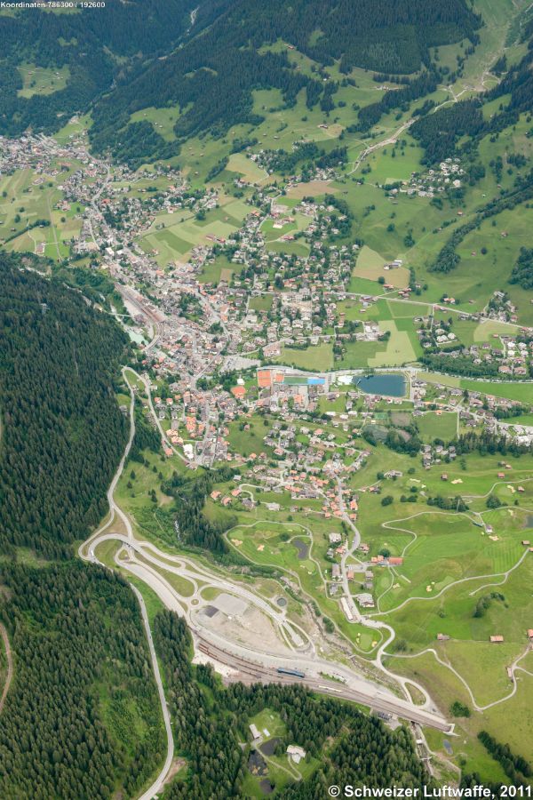 Klosters: Autoverlad Selfranga, Position: 2'786'179.43, 1'192'659.16 - Bildmitte unten: Verladestation Selfranga; rechts daneben: RhB-Tunnelportal 'Vereina'. Siedlung Bildmitte: Selfranga, im Bild darüberliegende: Klosters-Platz. Links oben im Bild: Klosters-Dorf. Strasse im Wald links: Klosters-Davos. In der Bildmitte von rechts her fliessend: Fluss Landquart.
